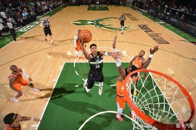 巴神时隔1701天重返意甲 球迷想要球衣巴神脱球裤