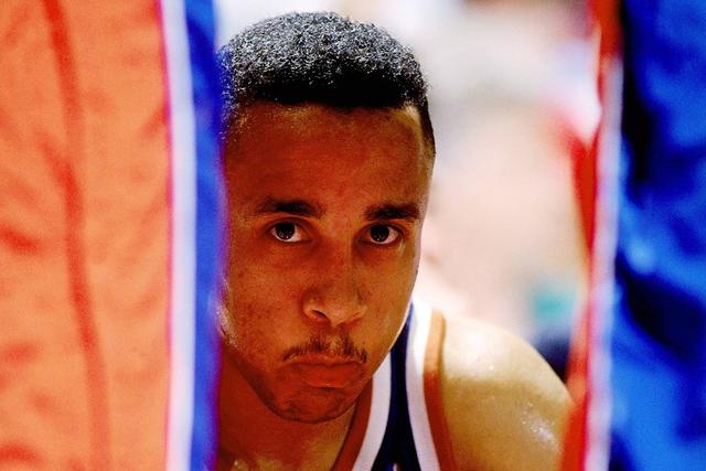 文班亚马观战巴黎4比2曼城 获赠印马刺字样球衣